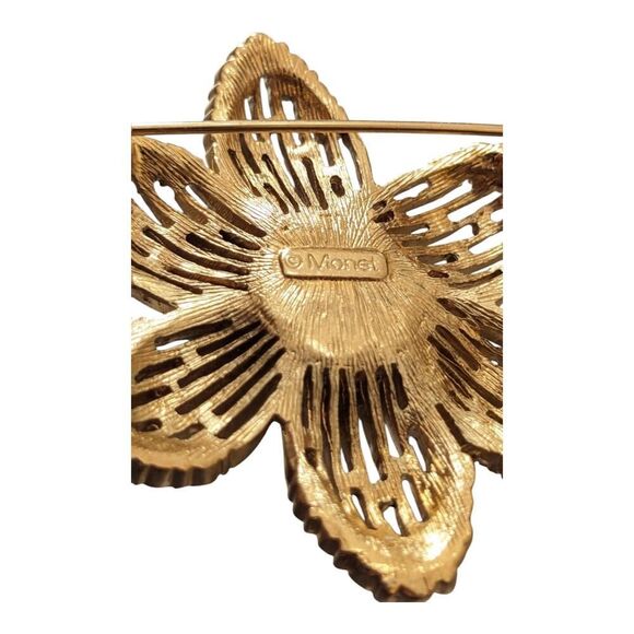 Vintage Monet Green Rhinestone & Faux Pearl Gold Tone Pin Brooch - Picture 3 of 3